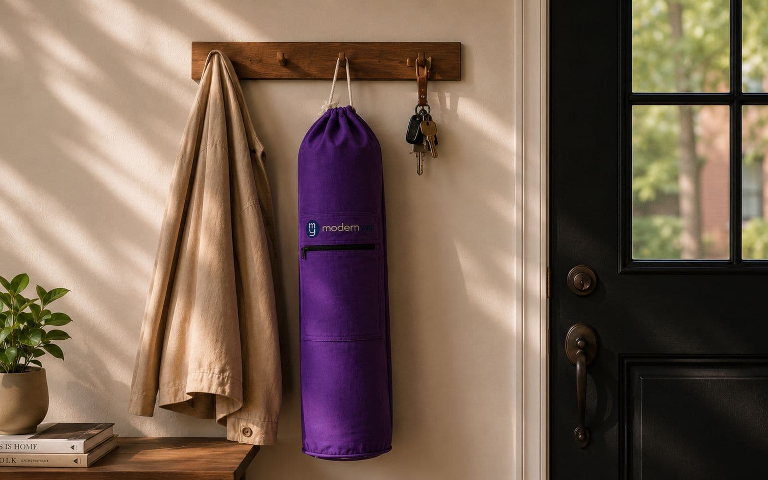 Un sac à tapis violet accroché à une patère près de la porte d’entrée